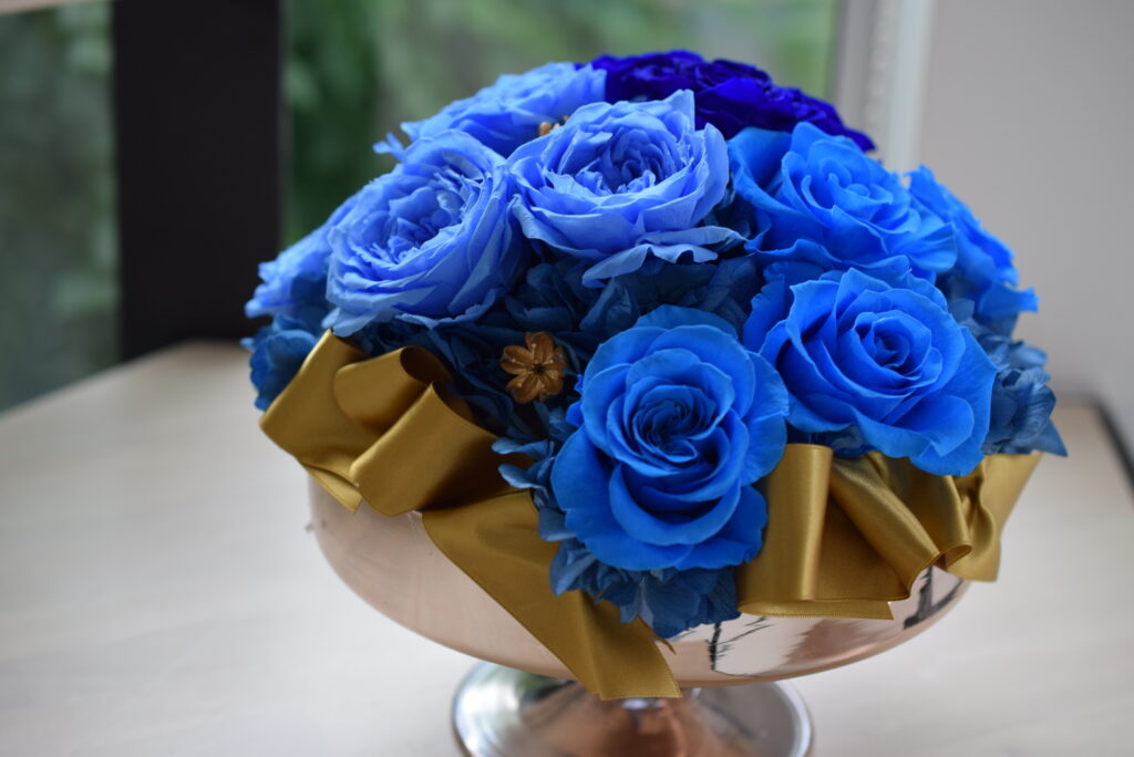 青いプリザーブドフラワーと金色リボンのフラワーギフト