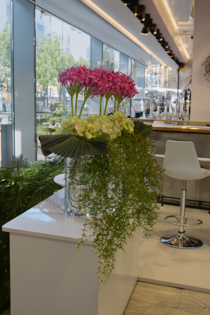 東京のBambooSALA｜バンブーサラによるレストランのフラワーディスプレイ｜都会的で洗練された花