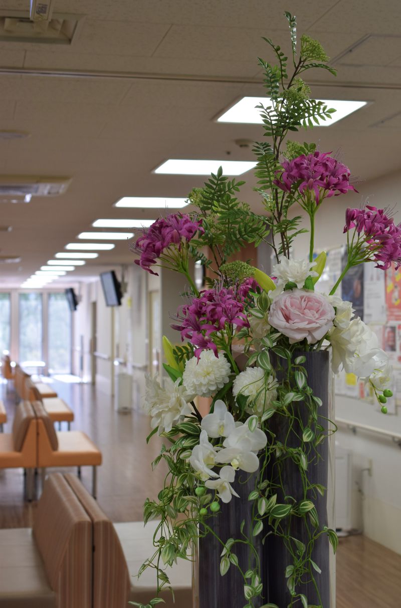 病院のロビーのアーティフィシャルフラワーによる定期装花。