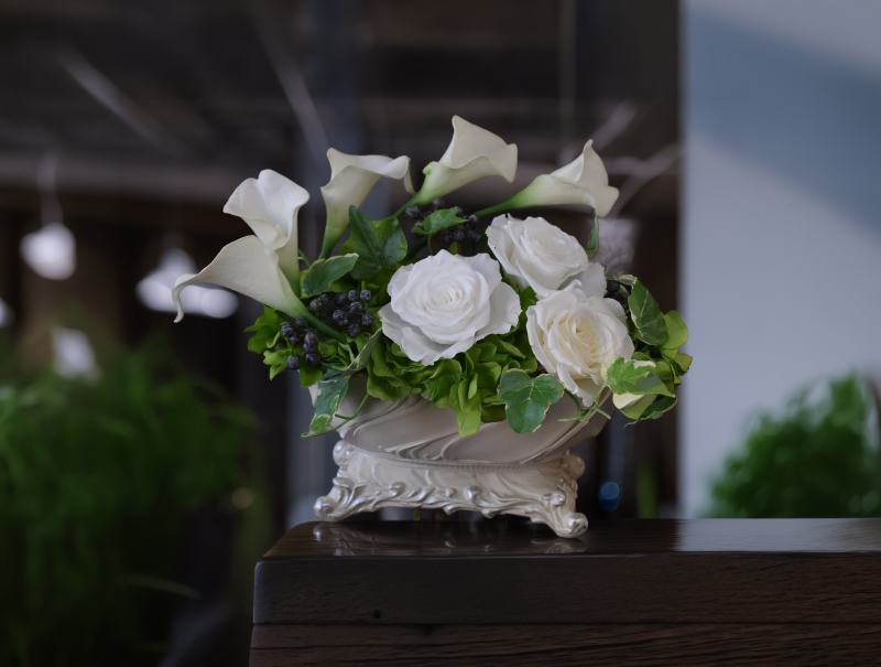 白いクラシカルな花器にプリザーブドフラワーとアーティフィシャルフラワーを使った、格式ある開業祝いの花。