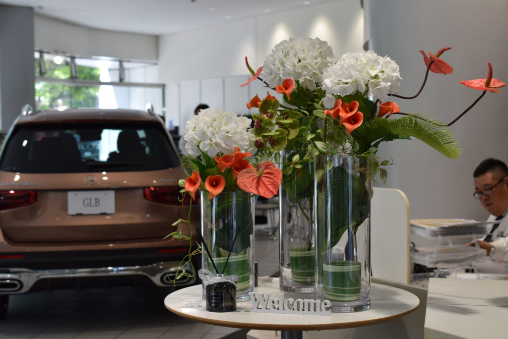 高級カーショールームにモダンでスタイリッシュなフラワーディスプレイがある