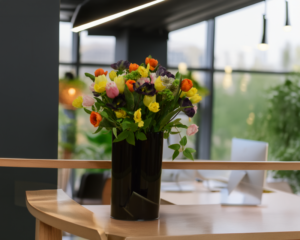 オフィスに飾られたアーティフィシャルフラワーのカラフルなチューリップのインテリアフラワー