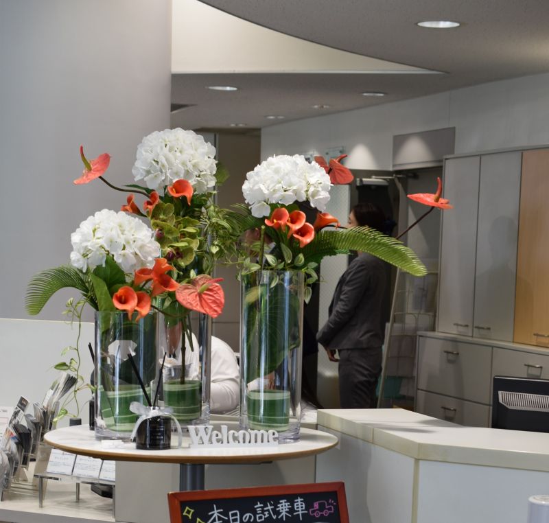 カーショールームを飾るインパクトのあるウェルカムフラワー
