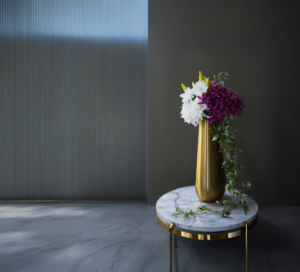 東京のバンブーサラの空間装花|スタイリッシュなロビーの花