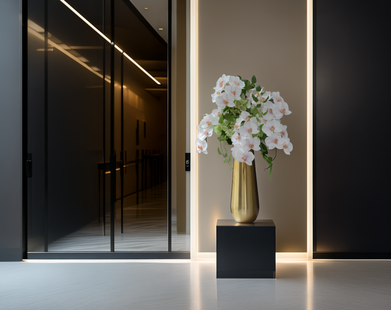 オフィスのエントランスに設置した胡蝶蘭と金色の器のウェルカムフラワー