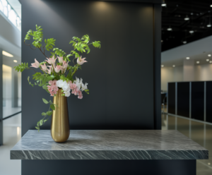 大きな病院のホールにある品格あるウェルカムフラワー