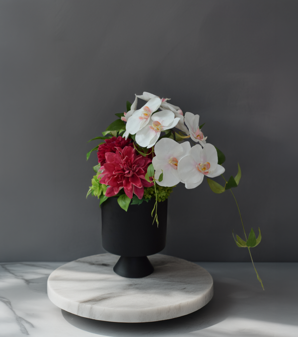 黒い器にアーティフィシャルの胡蝶蘭とダリアのモダンなフラワーギフト