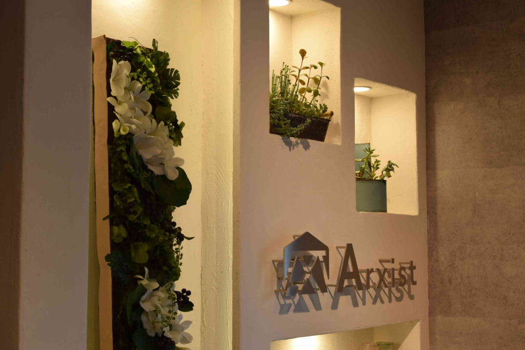 オフィスエントランスの飾り棚に白とグリーンのインテリアフラワー