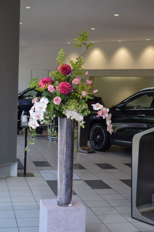 店舗装花｜メルセデスベンツのカーショールームのエントランスフラワー