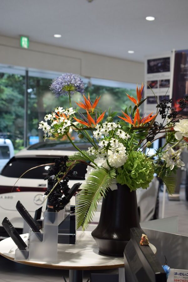 輸入車カーショールームを飾るアーティフィシャルフラワーを用いた定期装花。