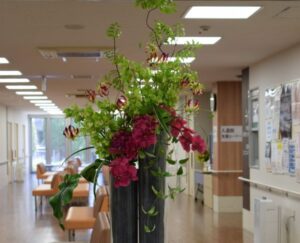 病院の待合ロビーを飾るアーティフィシャルフラワーの定期装花。