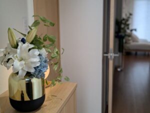 表参道の美容サロンのアーティフィシャルフラワーによる装花
