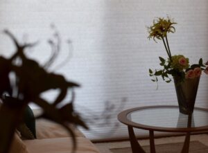 表参道の美容サロンのための定期装花。アーティフィシャルフラワーを用いた空間装花。