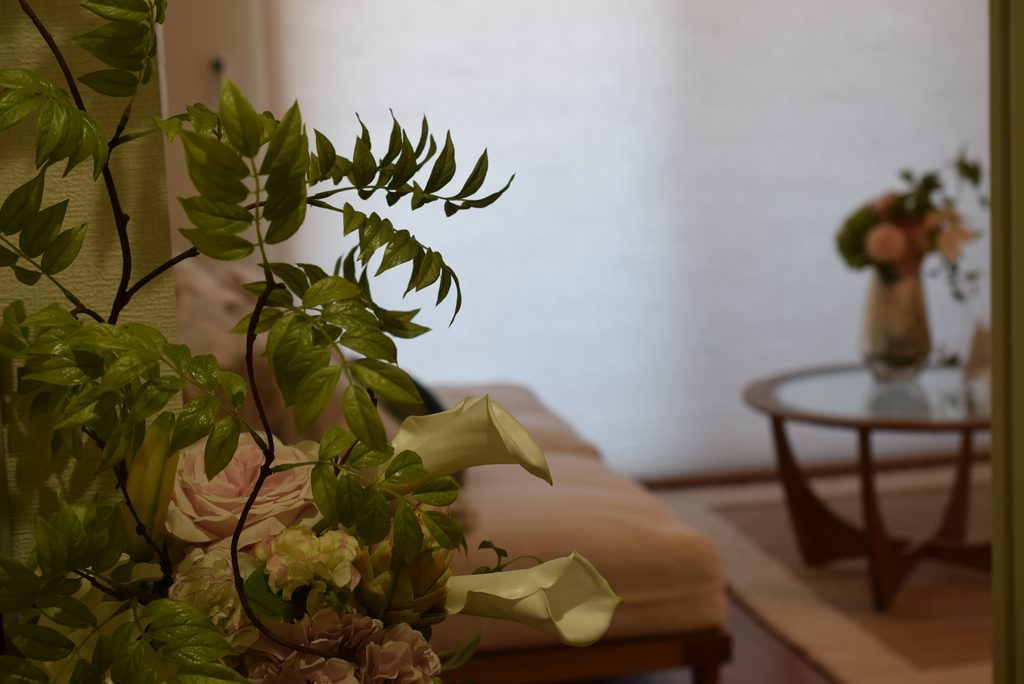 アーティフィシャルフラワーの装花が、サロン室内に調和していて、自然な雰囲気の佇まい。