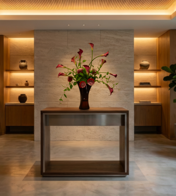 生花のカラーリリーを使ったアレンジ。店舗の中央に置かれた生花の装花。バンブーサラが手掛ける。
